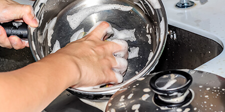 Limpeza de panelas e frigideiras de aço inoxidável